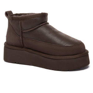 EverUgg Earlova UGG boots in cozy, tan sheepskin with plush lining and rugged rubber sole for winter comfort and style.