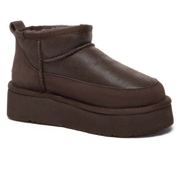 EverUgg Earlova UGG boots in cozy, tan sheepskin with plush lining and rugged rubber sole for winter comfort and style.